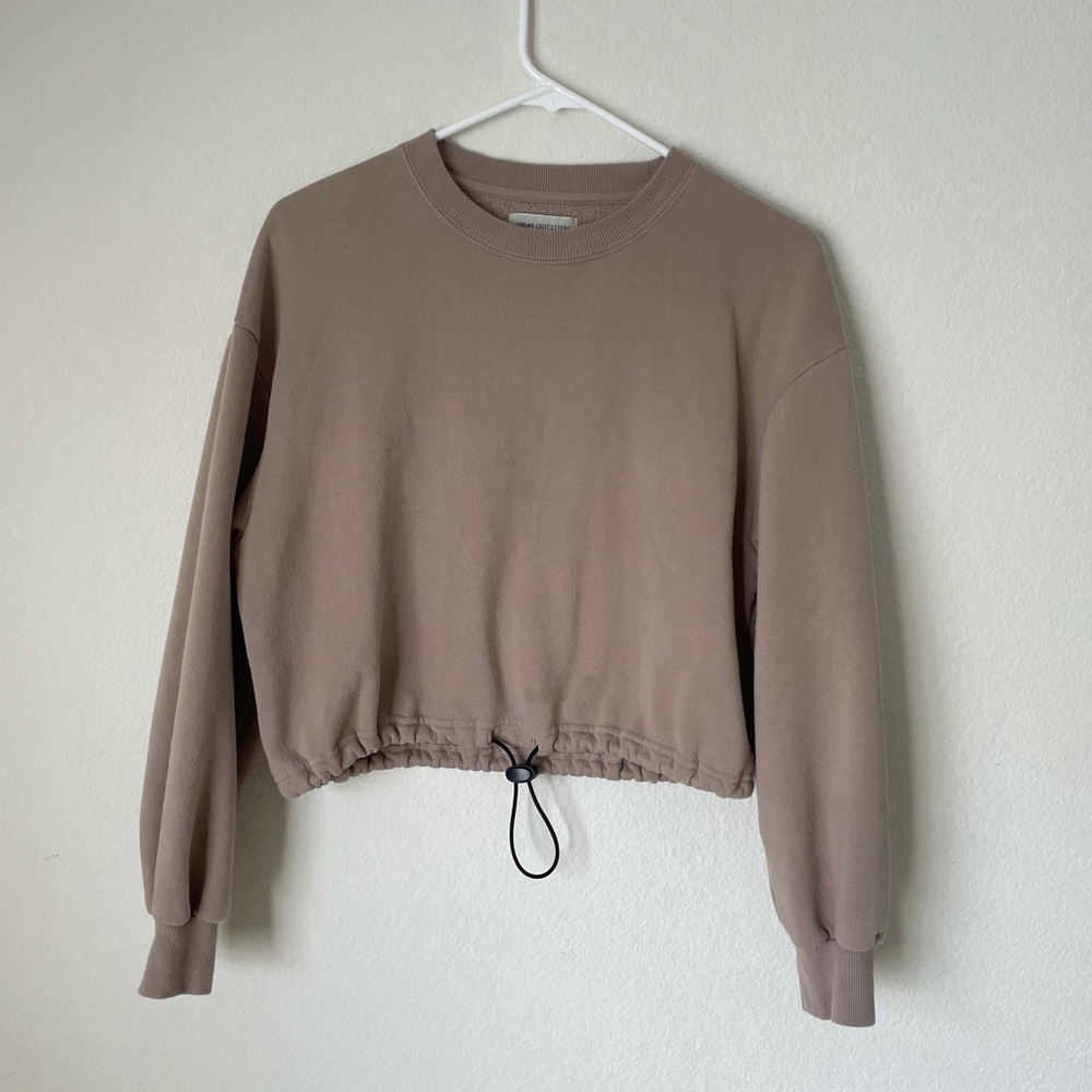 UO cropped crewneck beige with cinched waist